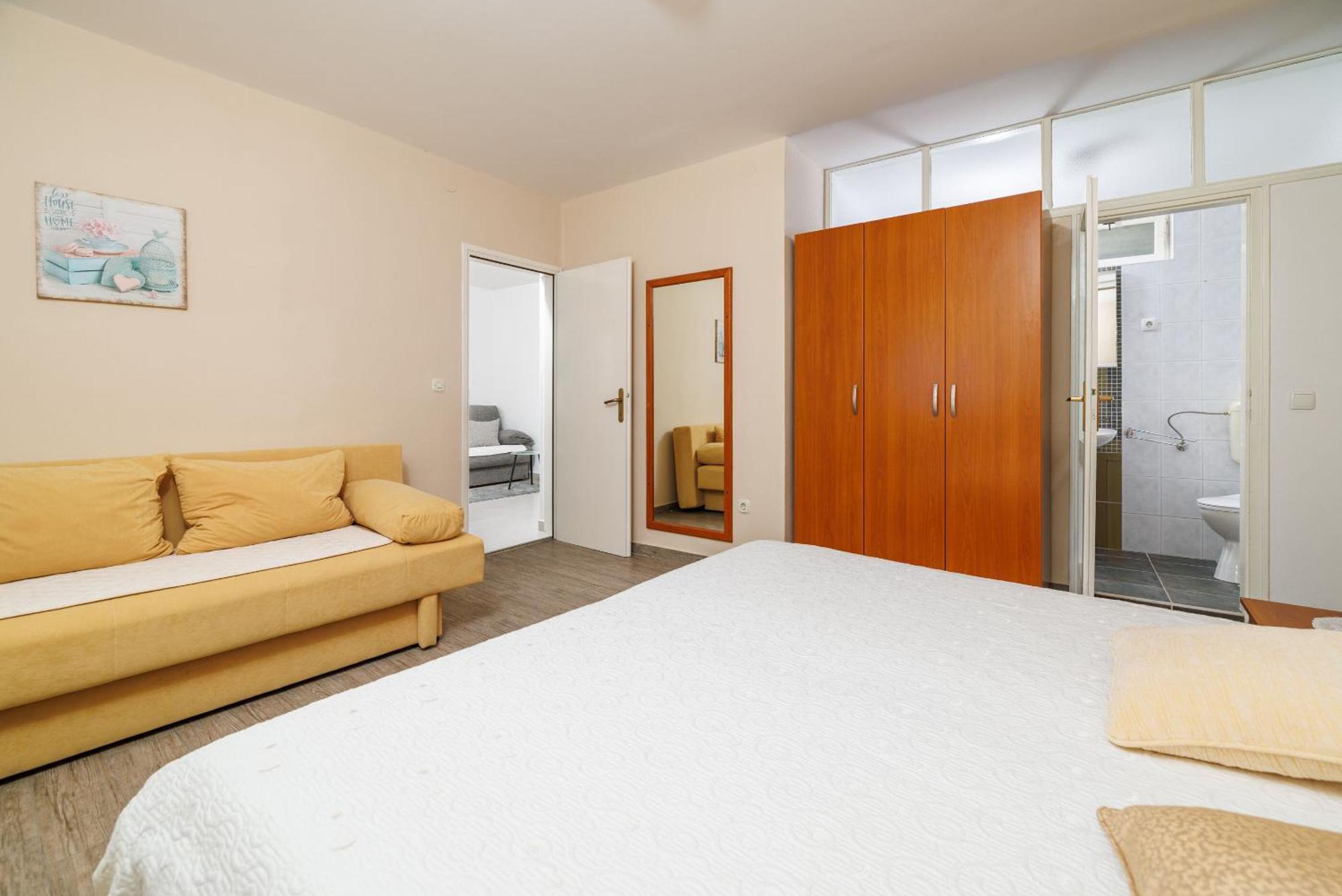 Apartments Marija * Mundanije
